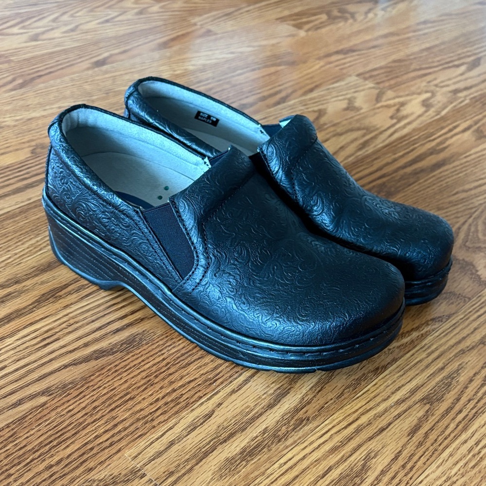 Klogs Black Textured Slip-On Work Clogs Like New Condition 9M